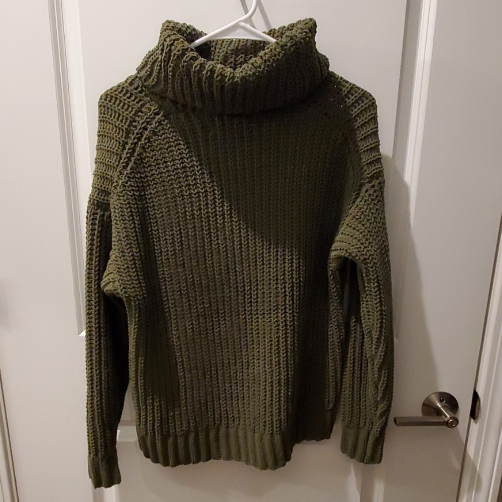 Overisize Olive Turtleneck
